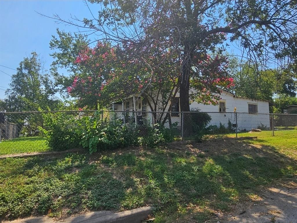 3500 Baylor Street Fort Worth, TX 76119 - Photo 3 of 16 a backyard of a house with lots of green space
