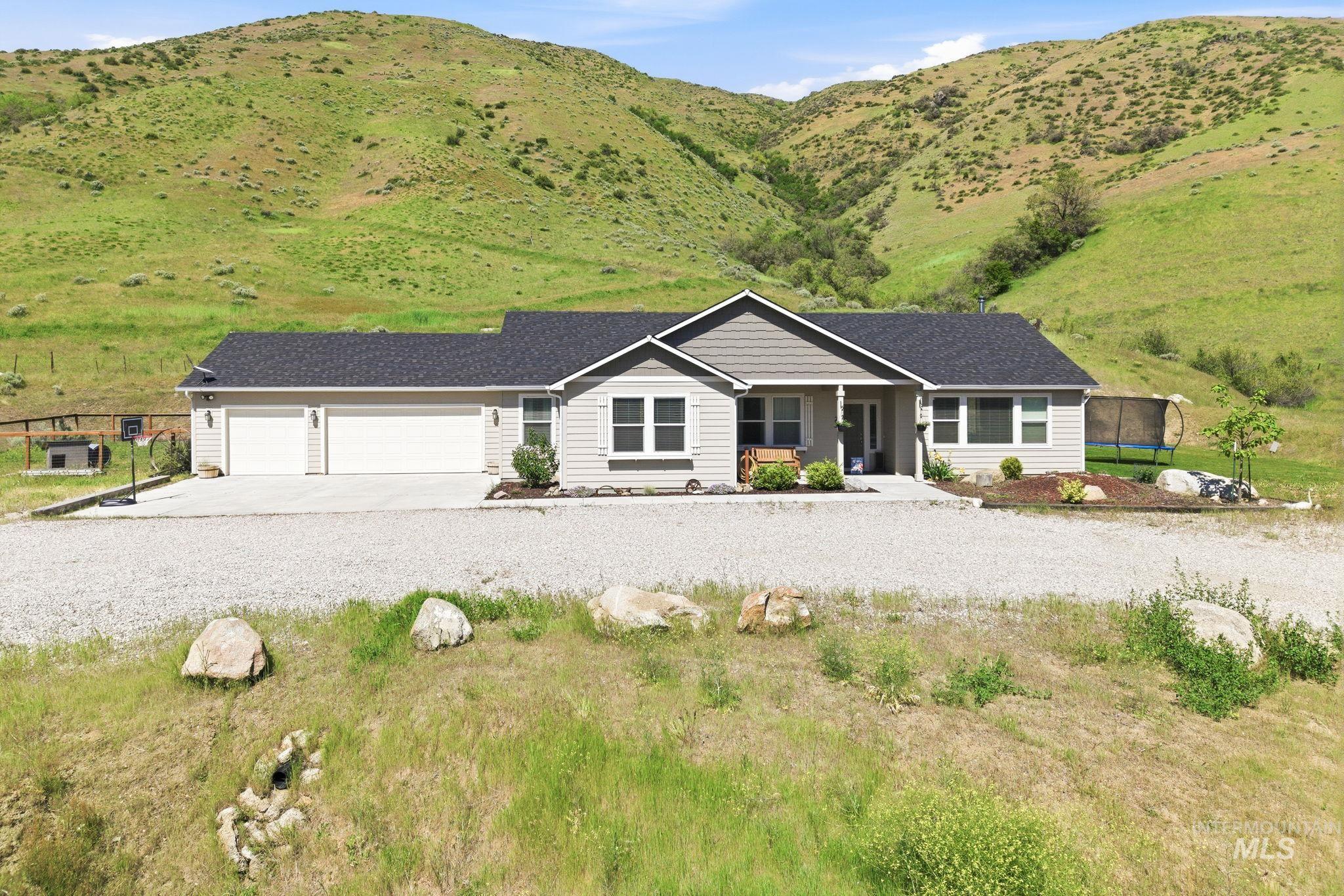 25 River Ridge Horseshoe Bend, ID 83629 - Photo 2 of 50 Ranch-style residence featuring light-toned siding and a dark shingle roof