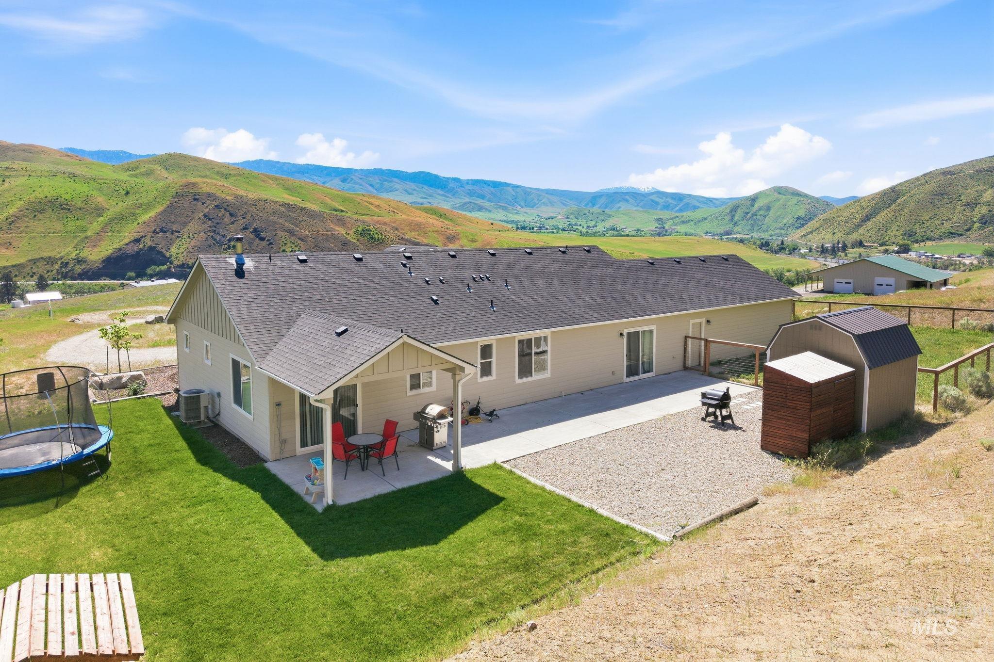 25 River Ridge Horseshoe Bend, ID 83629 - Photo 39 of 50 Expansive backyard featuring a covered patio, a gravel patio area, and a storage shed
