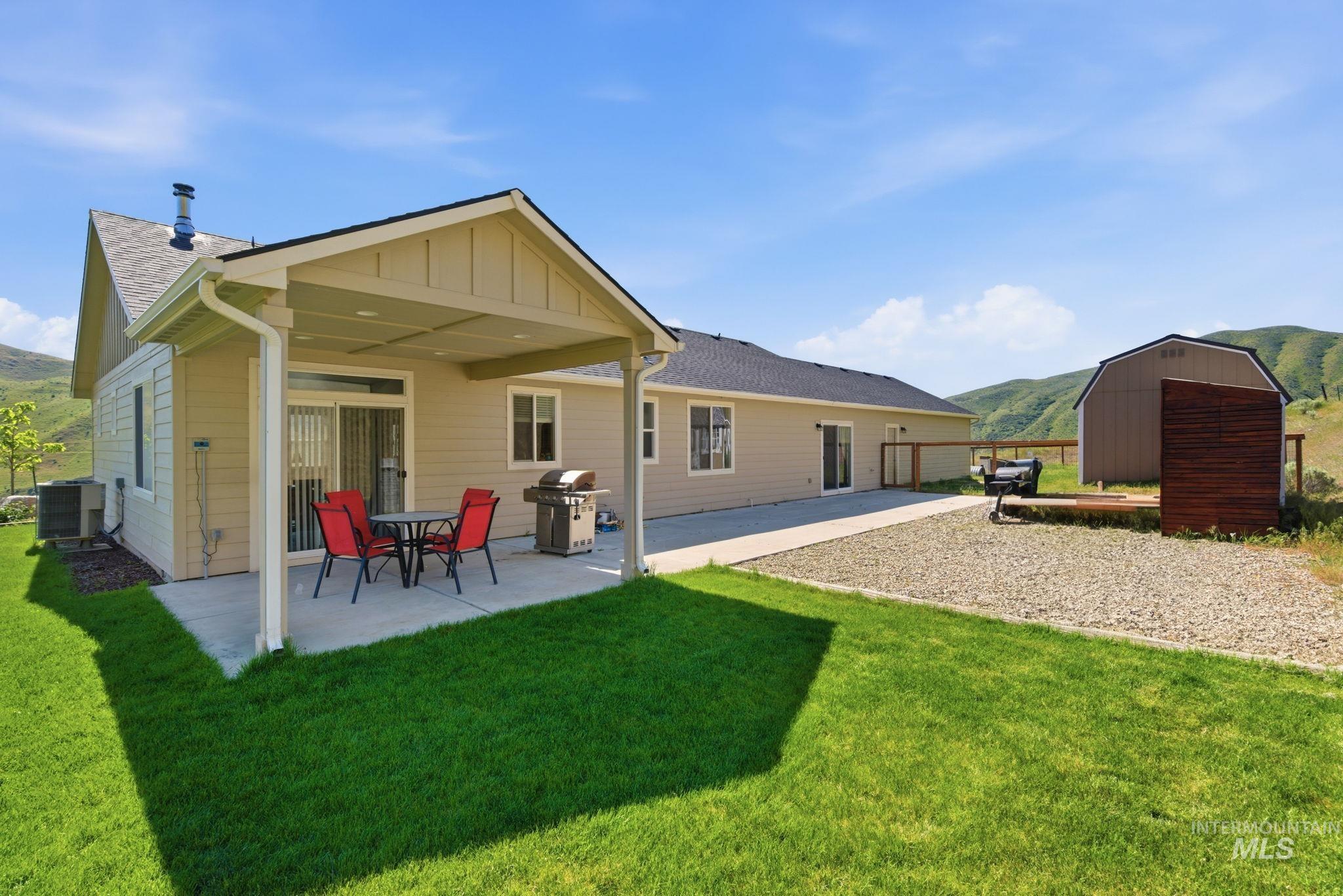 25 River Ridge Horseshoe Bend, ID 83629 - Photo 42 of 50 Expansive backyard featuring a covered patio, concrete patio, gravel area, and a separate storage structure