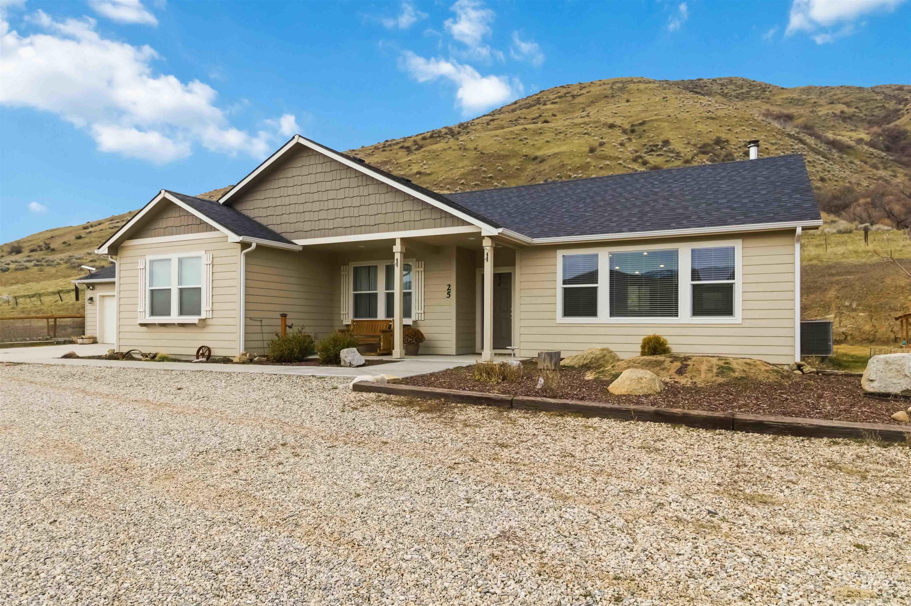 25 River Ridge Horseshoe Bend, ID 83629 - Photo 6 of 50 View of front of property with a mountain view, roof with shingles, and a porch