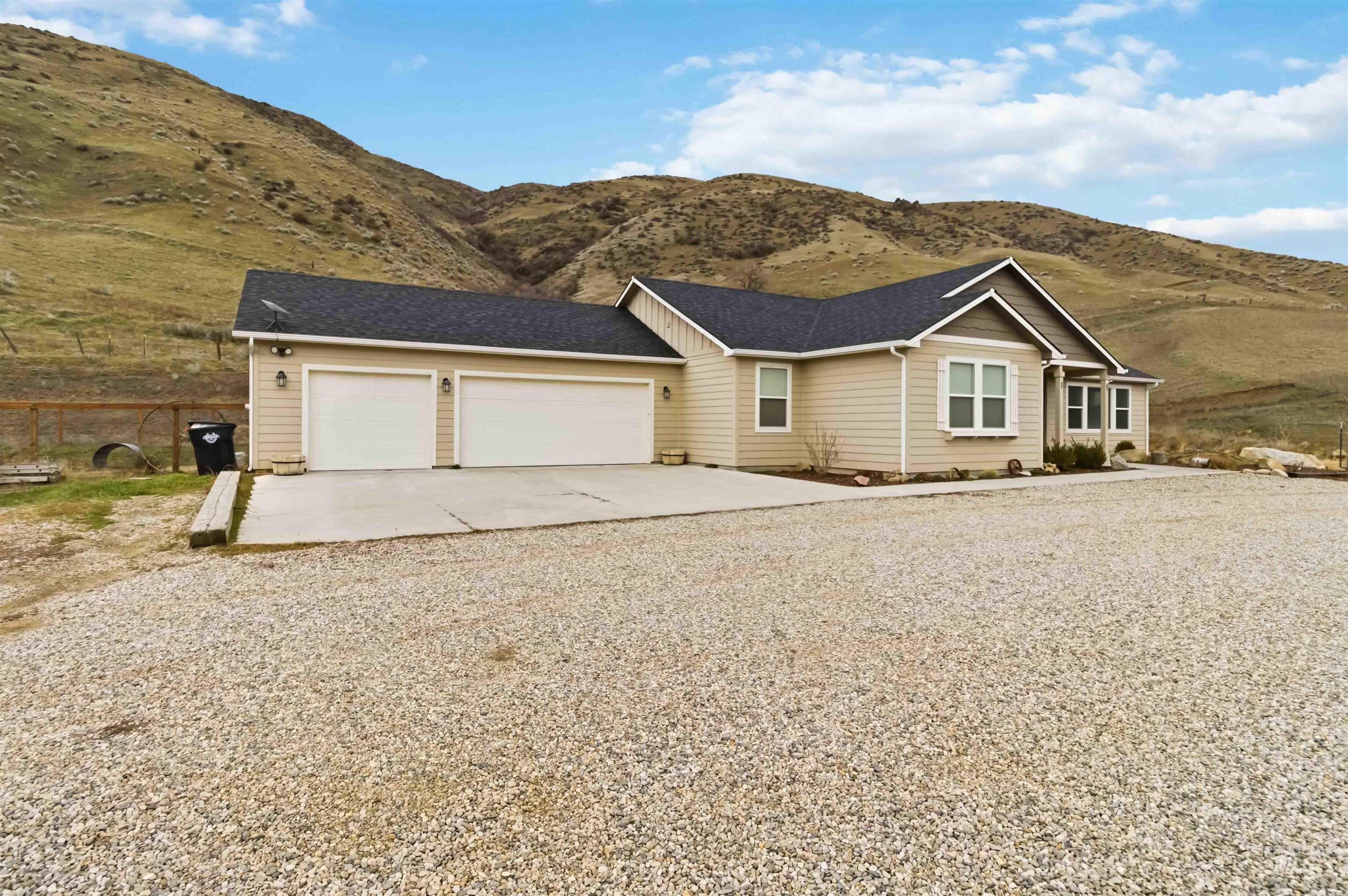 25 River Ridge Horseshoe Bend, ID 83629 - Photo 7 of 50 Single story home featuring driveway, a garage, a shingled roof, and a mountain view