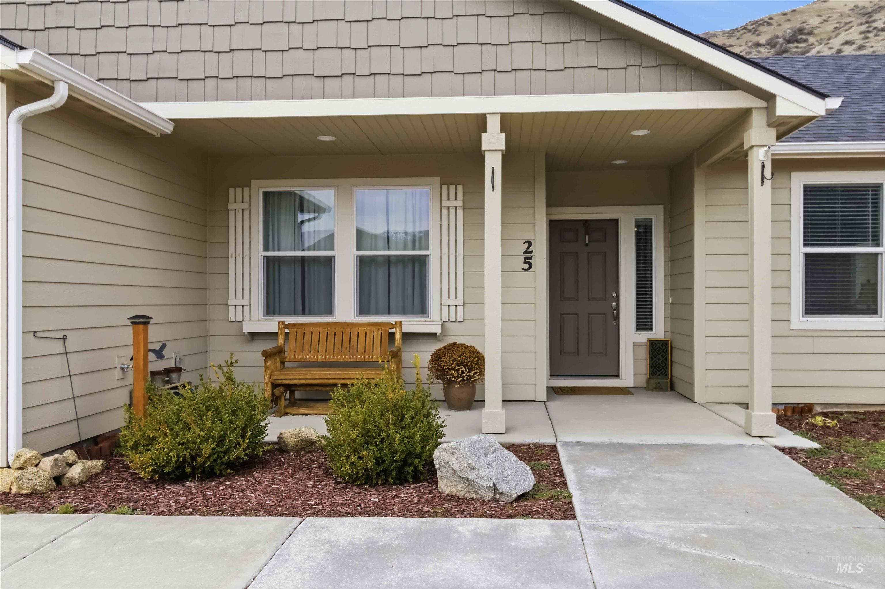 25 River Ridge Horseshoe Bend, ID 83629 - Photo 8 of 50 Entrance to property featuring covered porch, roof with shingles, and a mountain view