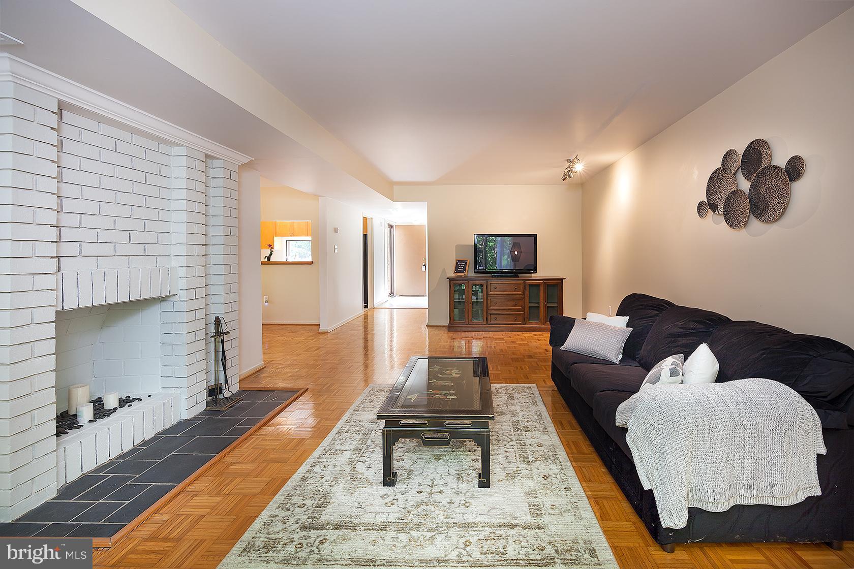 11600 Hunters Green Court Reston, VA 20191 - Photo 15 of 24 Living Room
