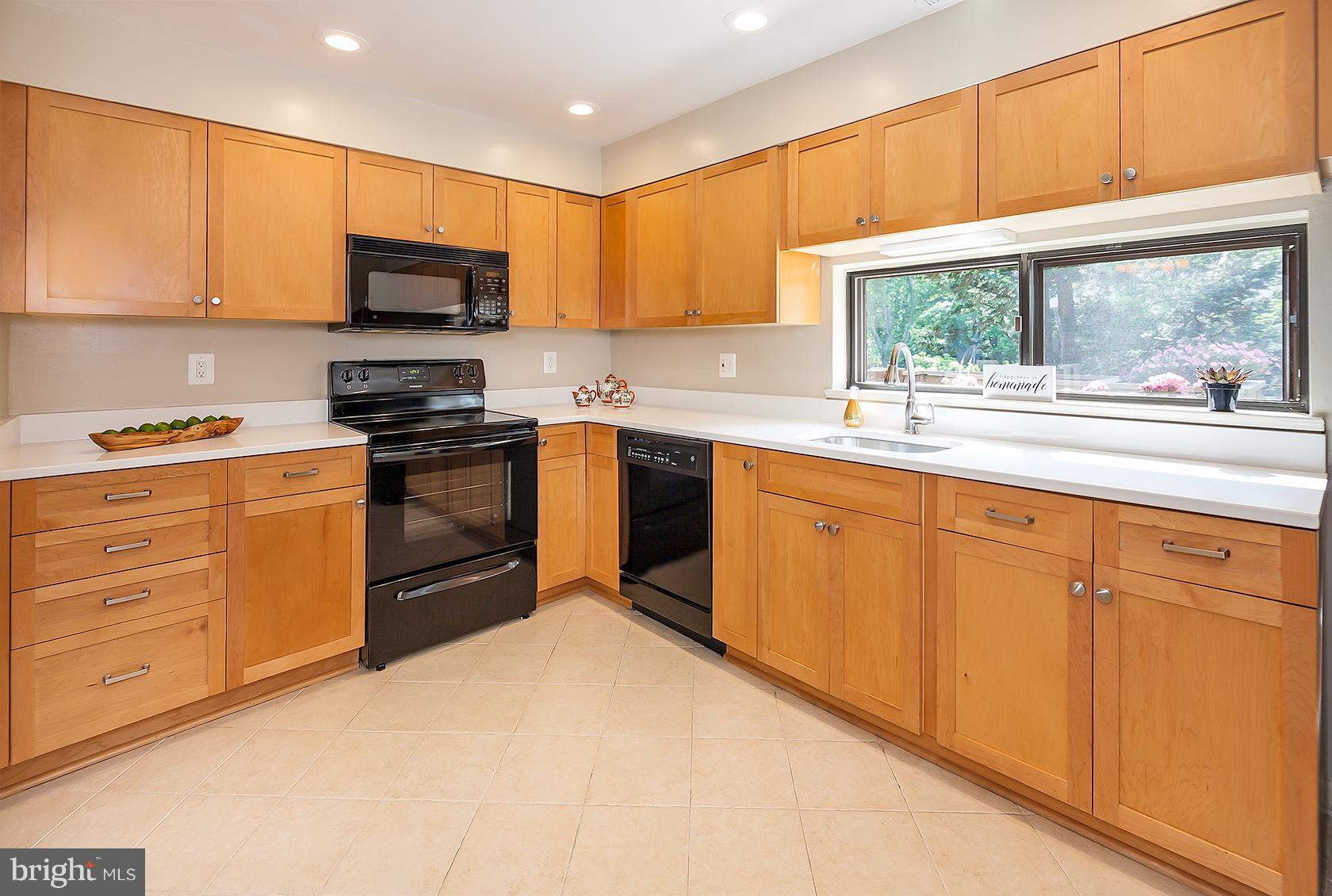 11600 Hunters Green Court Reston, VA 20191 - Photo 18 of 24 Gourmet kitchen with eat-in area