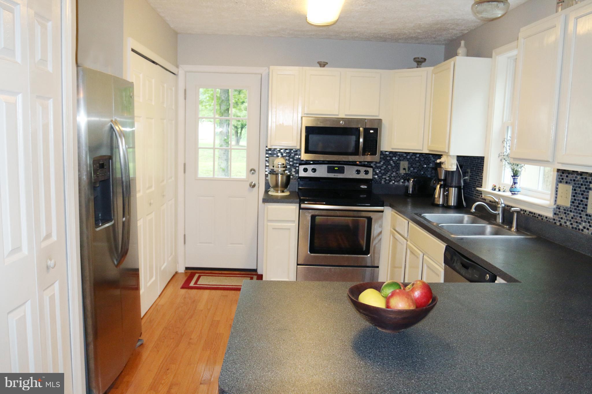 11801 Hunting Ridge Drive Fredericksburg, VA 22407 - Photo 6 of 30 Kitchen Features Stainless Steel Applainces