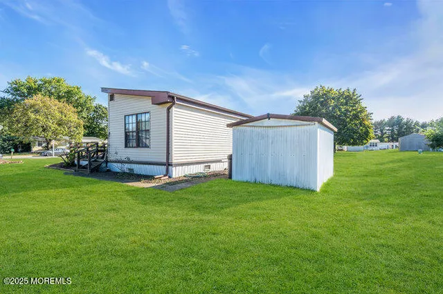 a view of a house with backyard and garden