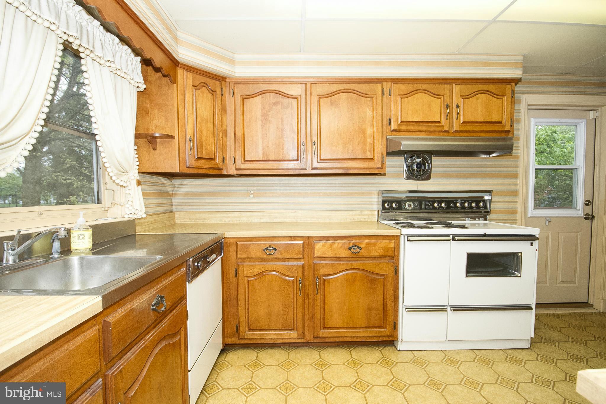417 Aigburth Road Baltimore, MD 21286 - Photo 11 of 24 Kitchen w/ wood cabinetry