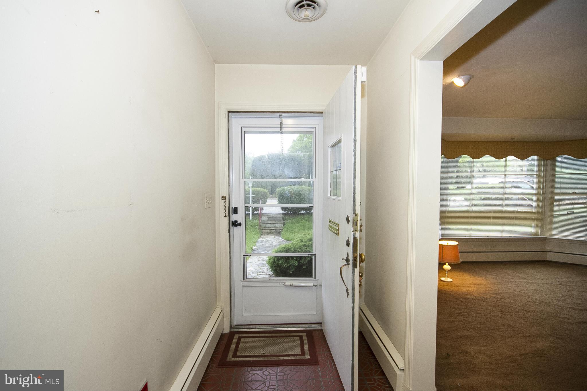 417 Aigburth Road Baltimore, MD 21286 - Photo 4 of 24 Entrance foyer