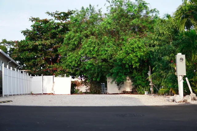 a view of entryway and hall