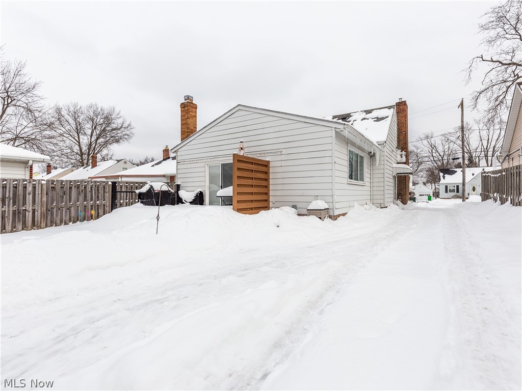 1206 Sunset Road Cleveland, OH 44124 - Photo 3 of 25