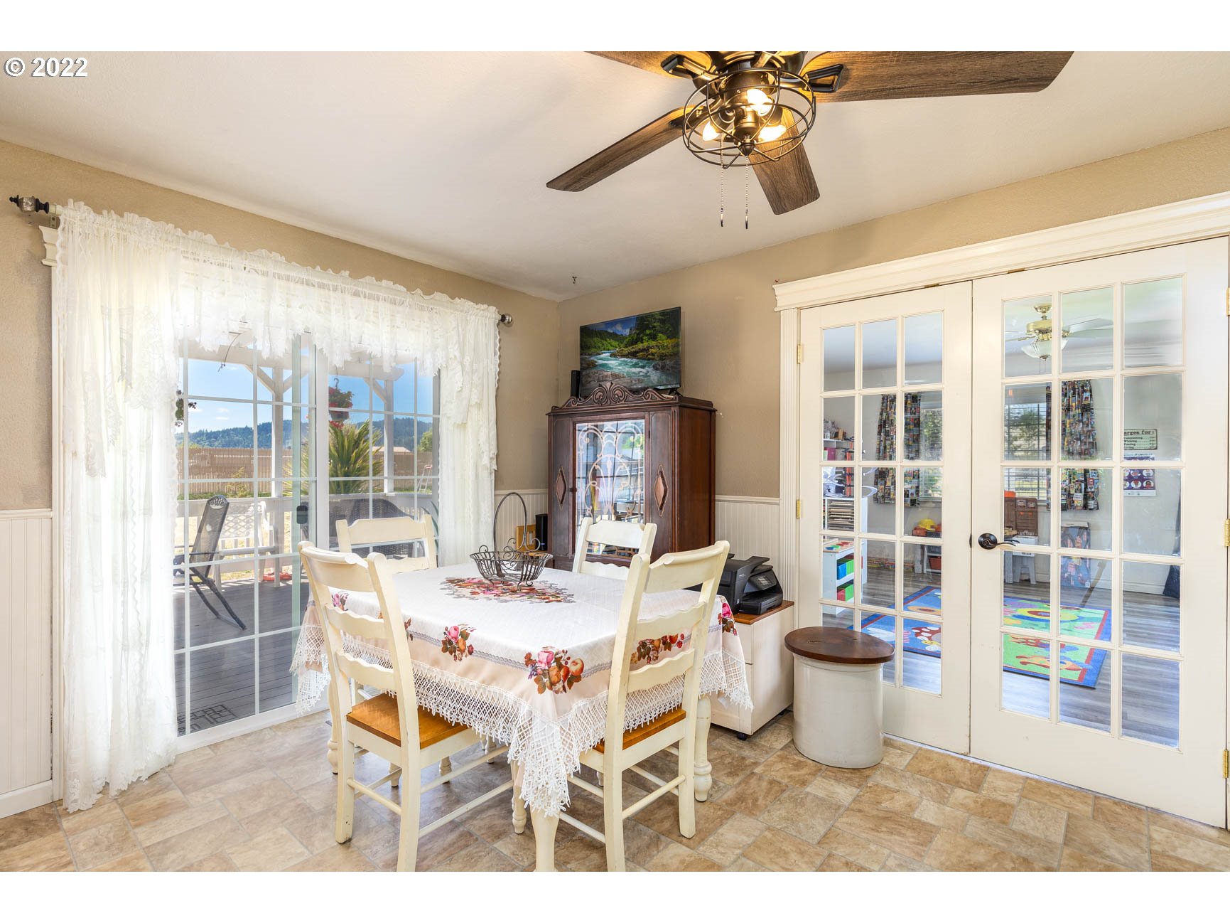 355 South Calapooia Street Sutherlin, OR 97479 - Photo 13 of 32 Dining Room