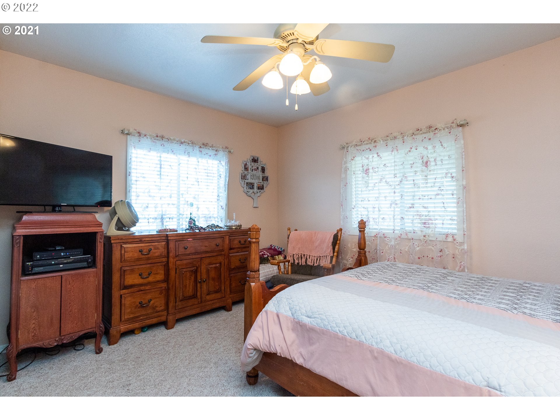 355 South Calapooia Street Sutherlin, OR 97479 - Photo 14 of 32 Owner's Suite Bedroom