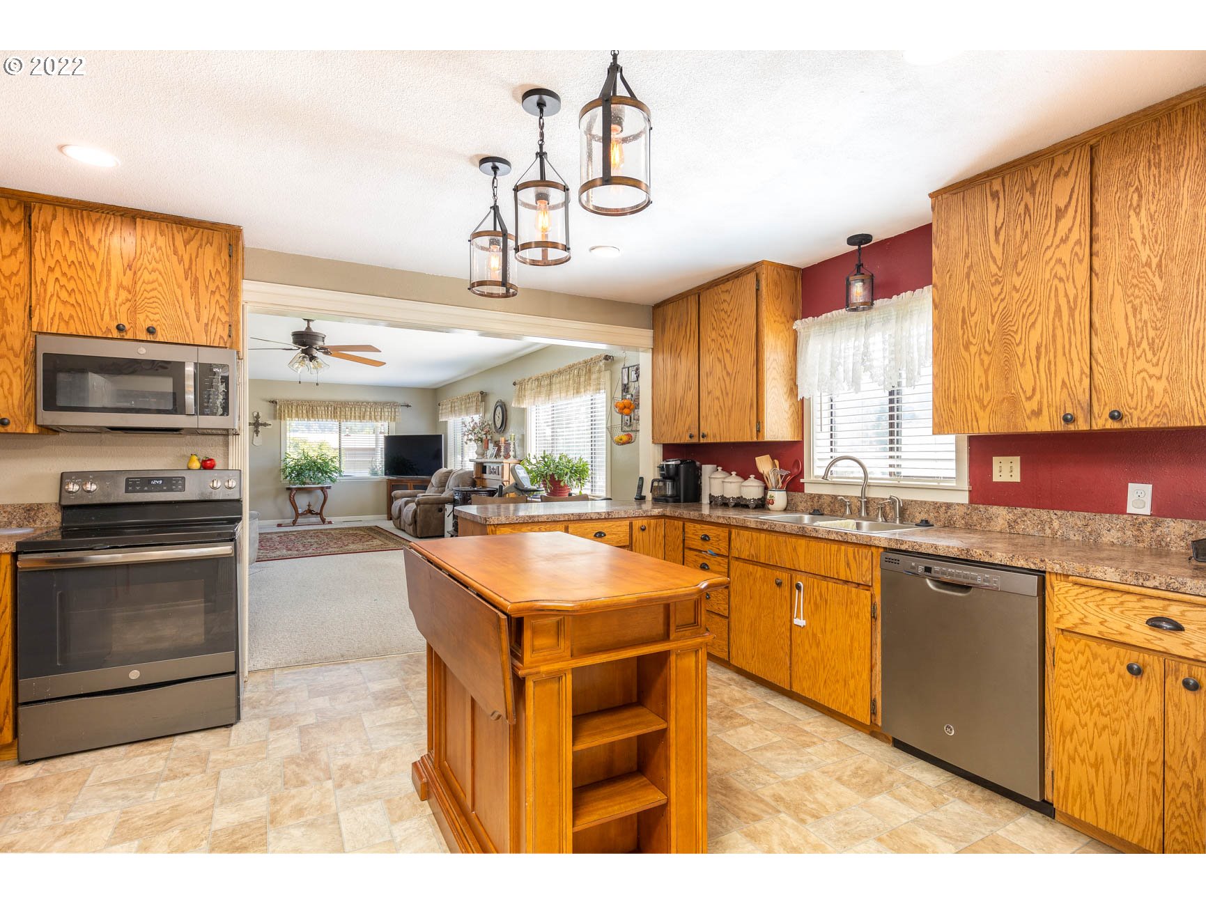 355 South Calapooia Street Sutherlin, OR 97479 - Photo 2 of 32 Kitchen