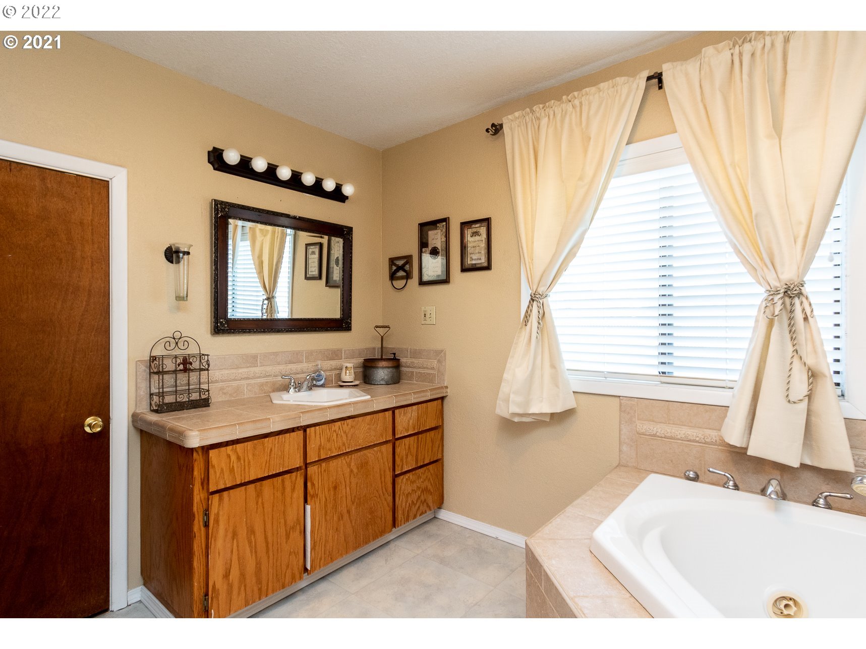 355 South Calapooia Street Sutherlin, OR 97479 - Photo 22 of 32 Bathroom