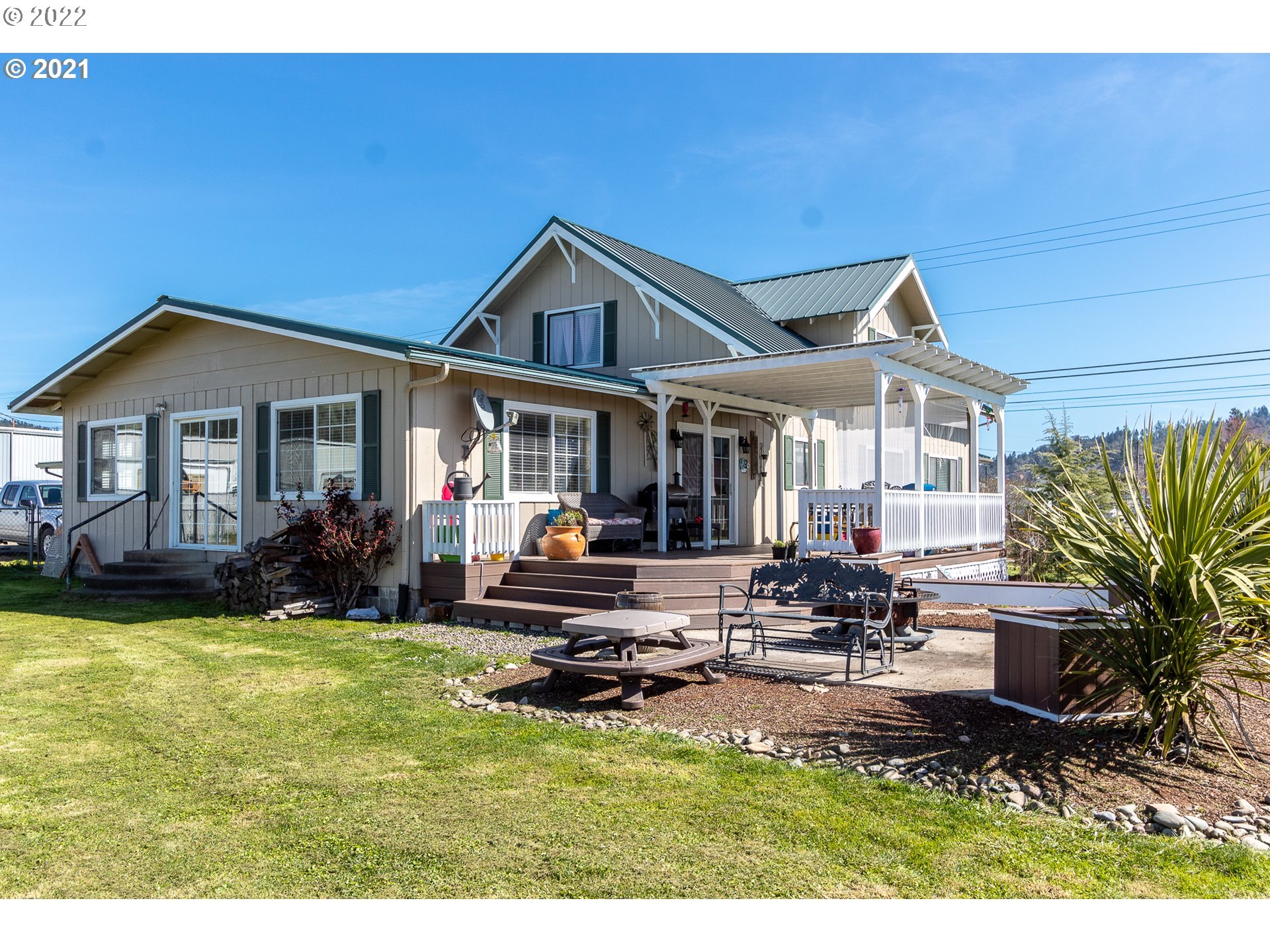 355 South Calapooia Street Sutherlin, OR 97479 - Photo 29 of 32 Deck