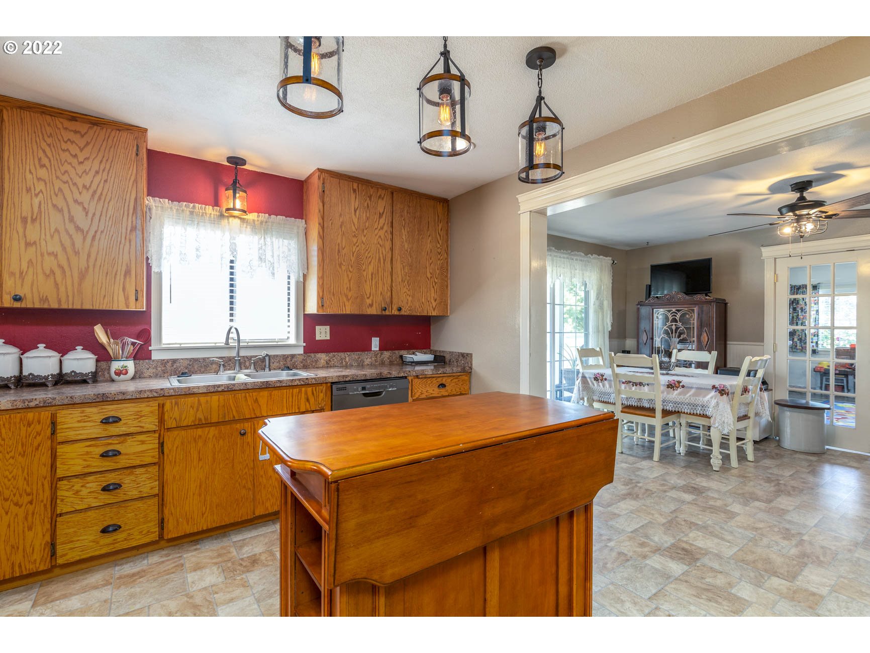 355 South Calapooia Street Sutherlin, OR 97479 - Photo 6 of 32 Kitchen