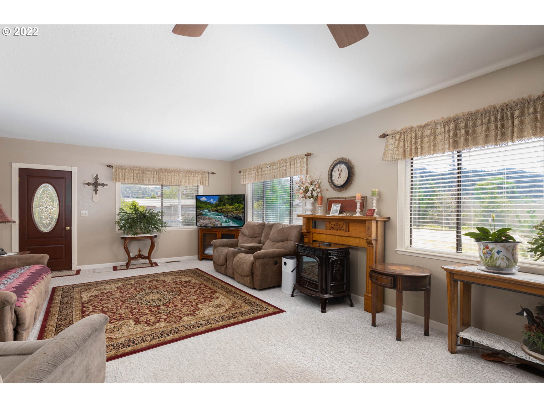 355 South Calapooia Street Sutherlin, OR 97479 - Photo 9 of 32 Living Room