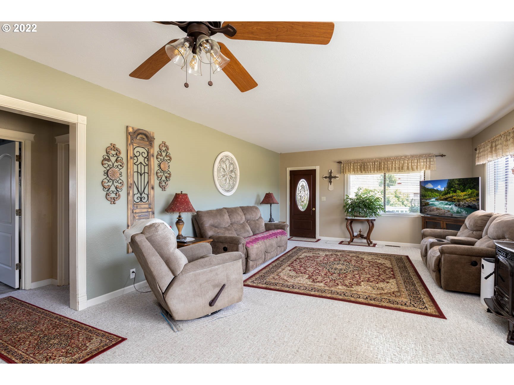 355 South Calapooia Street Sutherlin, OR 97479 - Photo 10 of 32 Living Room