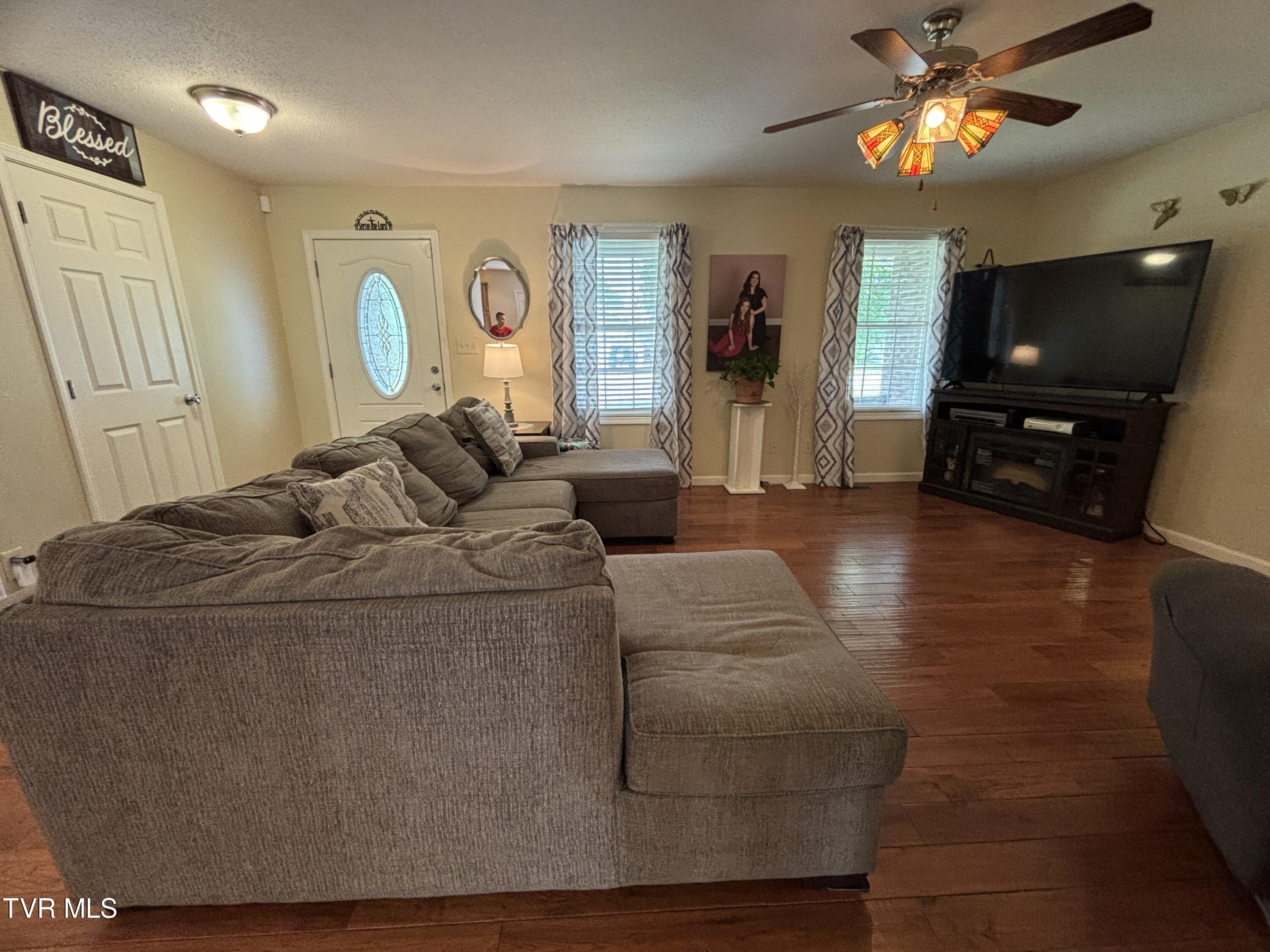 210 Whispering Ridges Road Greeneville, TN 37743 - Photo 3 of 27 Living Room