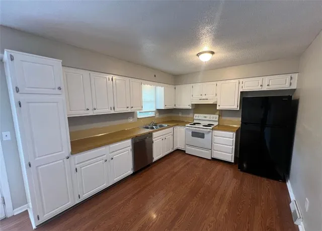 $2,045 | 508 Northeast Shiloh Circle, Blue Springs, MO 64014