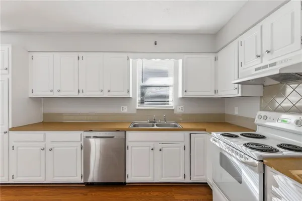 $1,995 | 508 Northeast Shiloh Circle, Blue Springs, MO 64014