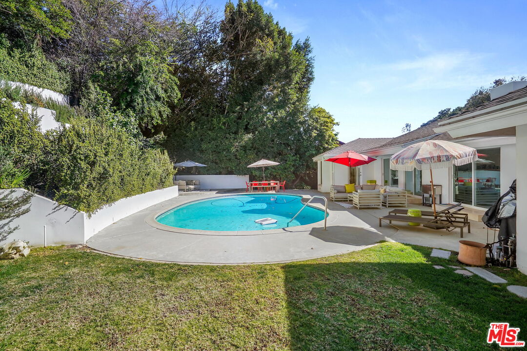 1066 Chantilly Road Los Angeles, CA 90077 - Photo 10 of 12 a backyard of a house with table and chairs