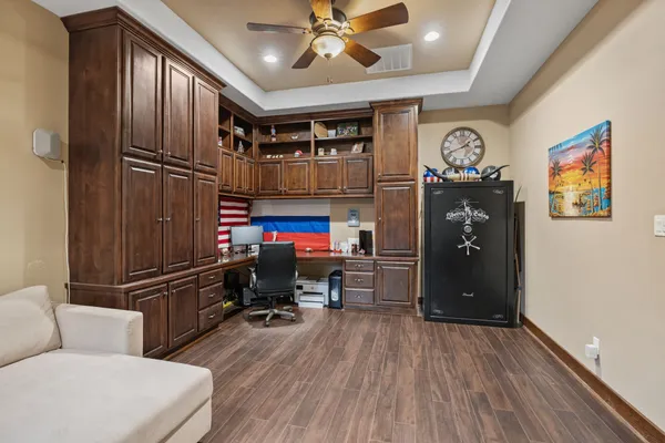 a view of a livingroom with furniture and a ceiling fan
