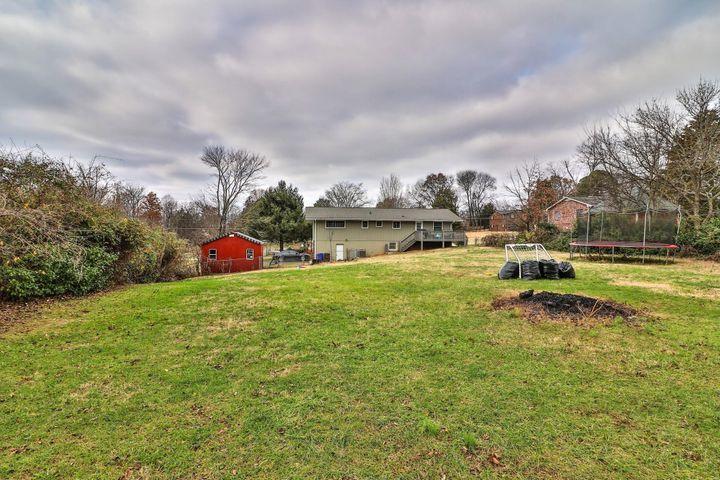 804 Coventry Road Knoxville, TN 37923 - Photo 23 of 26 Large Back Yard