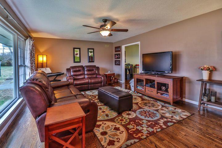 804 Coventry Road Knoxville, TN 37923 - Photo 4 of 26 Living Room
