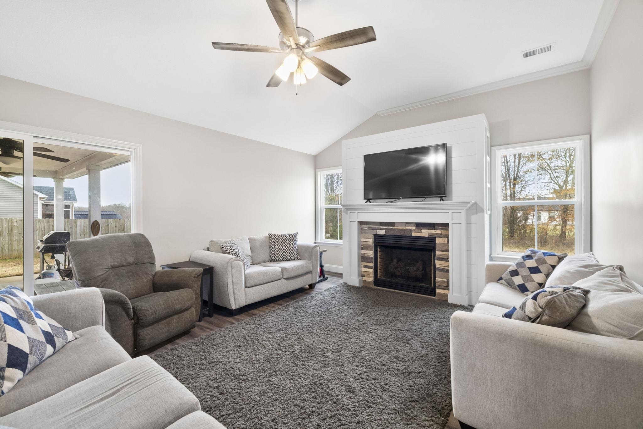 949 Pearson Town Road Moore, SC 29369 - Photo 11 of 37 Living Room
