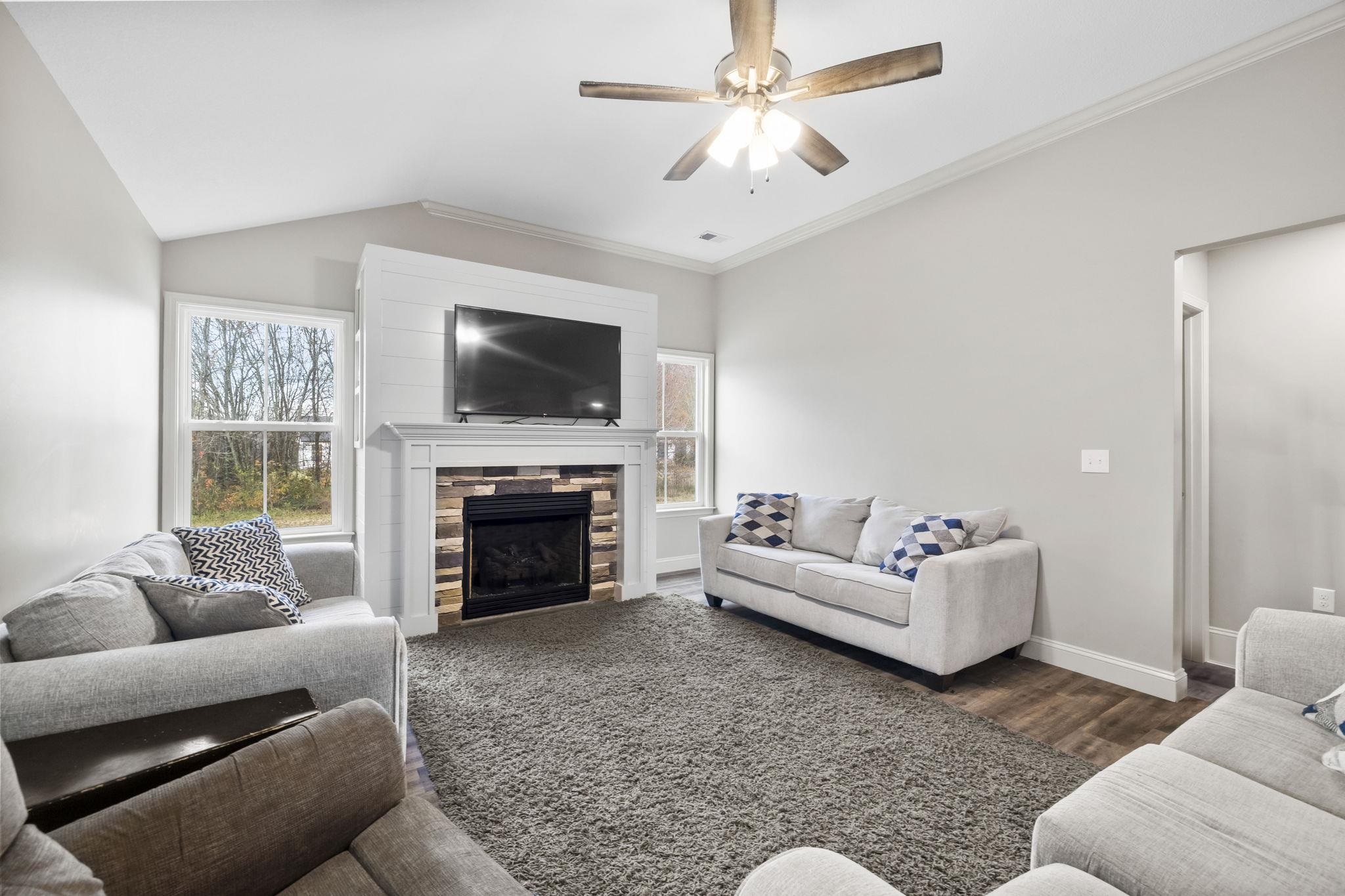 949 Pearson Town Road Moore, SC 29369 - Photo 10 of 37 Living Room