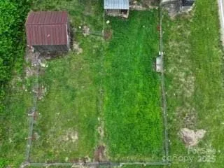 a view of a back yard