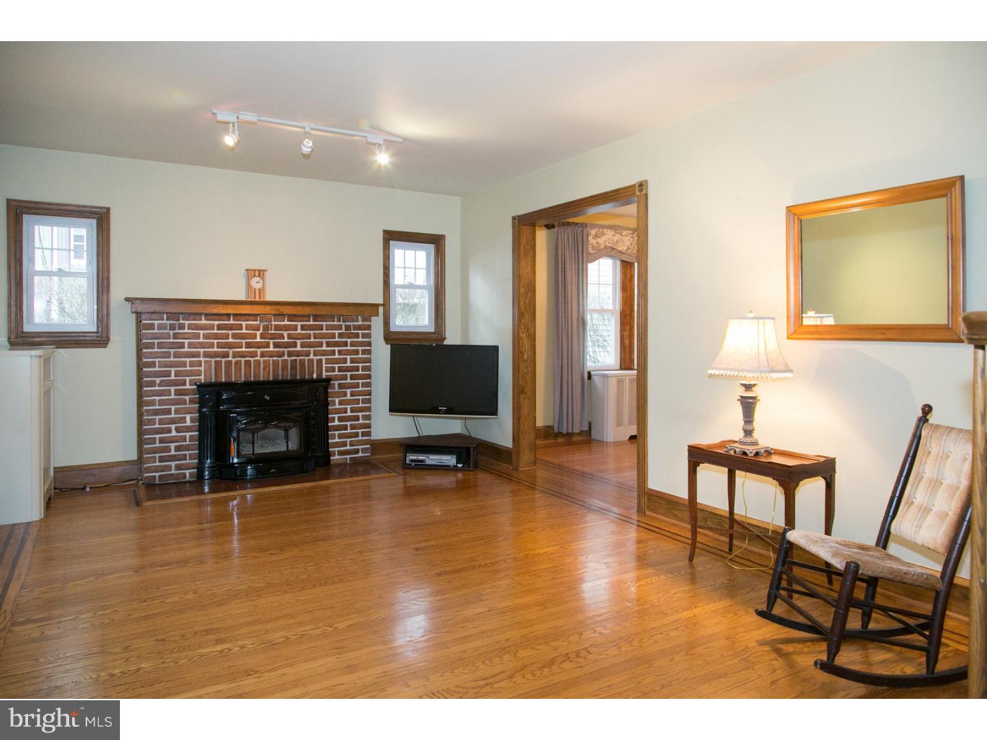 301 Boyer Road Cheltenham, PA 19012 - Photo 4 of 25 Living Room