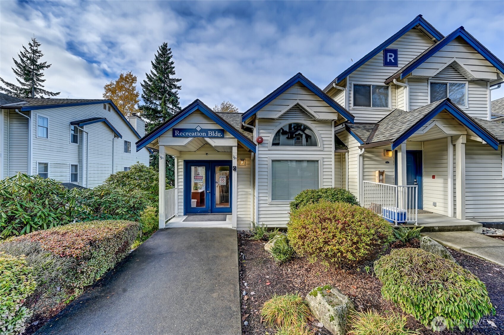 5000 Lake Washington Boulevard Northeast, Unit F105 Renton, WA 98056 - Photo 25 of 27 a front view of a house with garden
