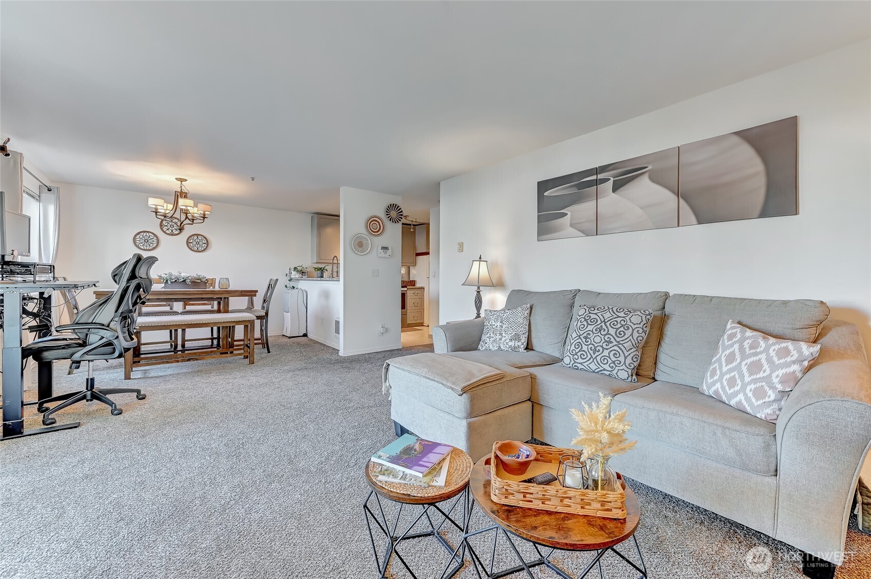 5000 Lake Washington Boulevard Northeast, Unit F105 Renton, WA 98056 - Photo 5 of 27 a living room with furniture and a lamp
