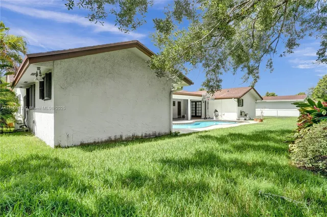 a view of a house with a yard