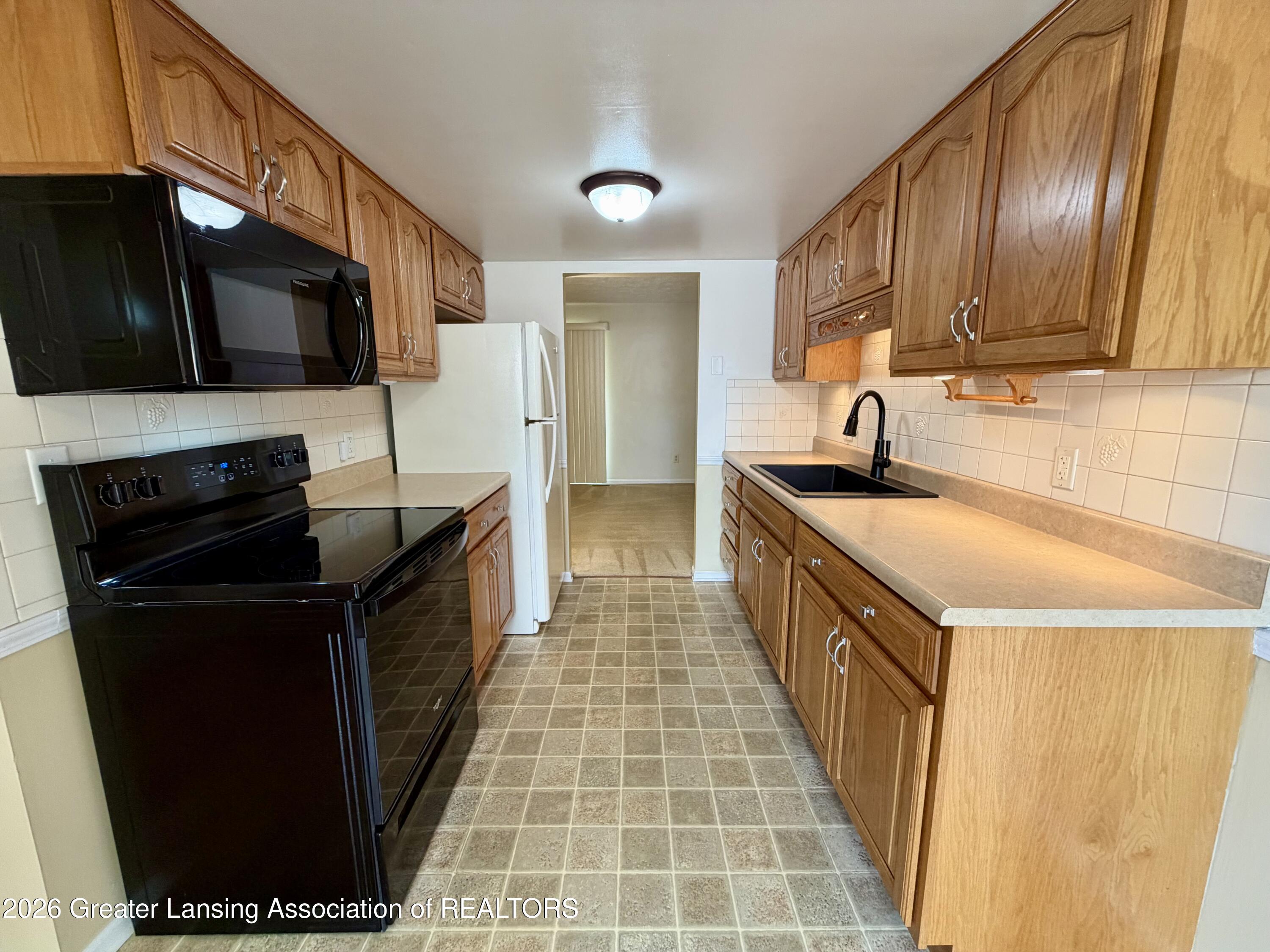 830 Armstrong Road, Unit 17 Lansing, MI 48911 - Photo 10 of 46 IMG_3294