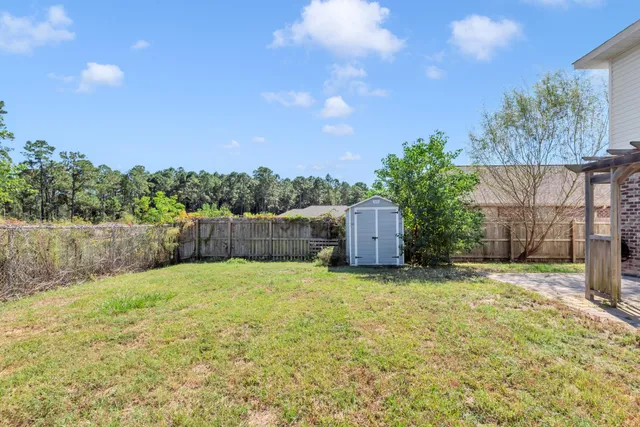 a view of a house with backyard and garden