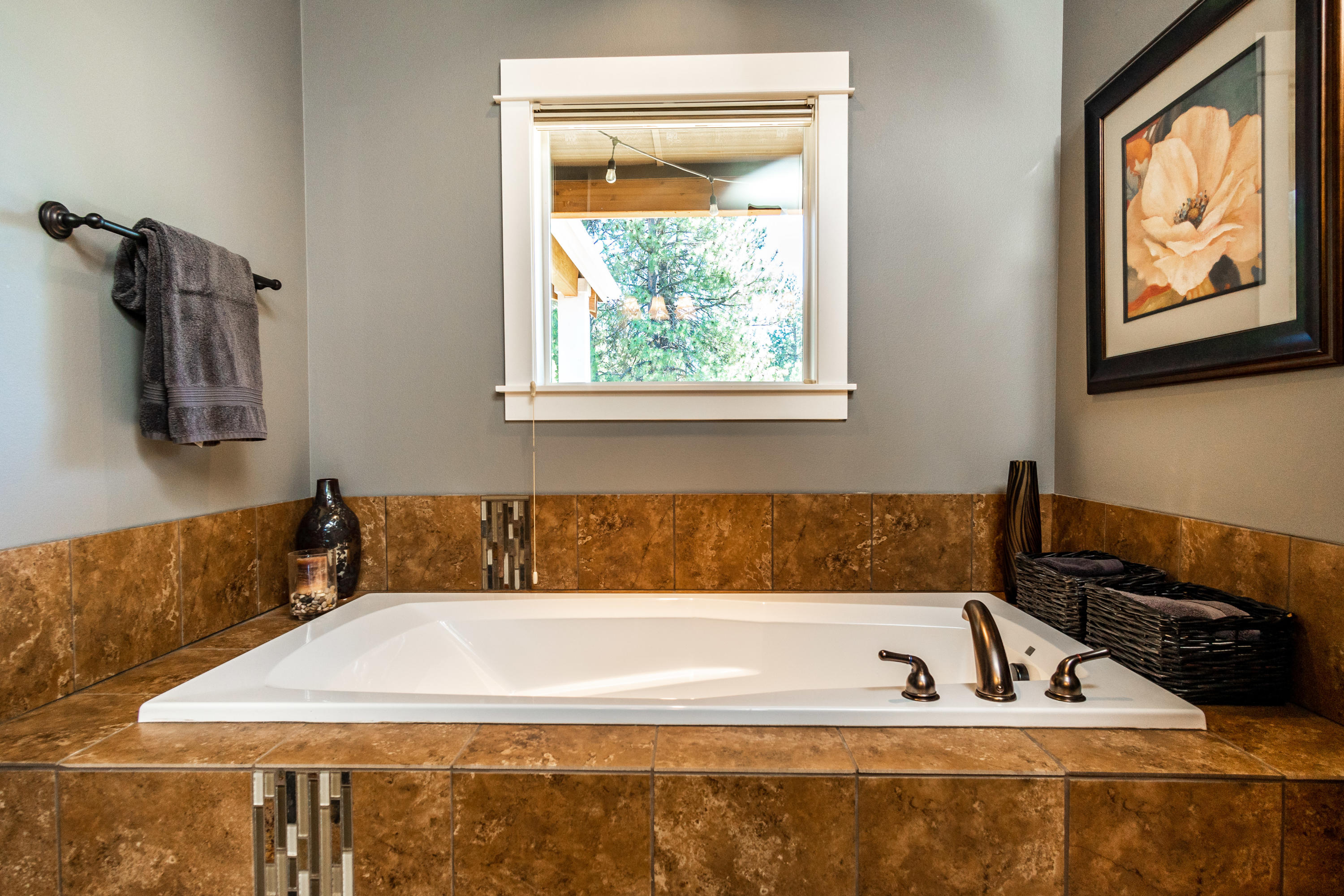 19525 Apache Road Bend, OR 97702 - Photo 20 of 47 a bathroom with a tub a sink and a window
