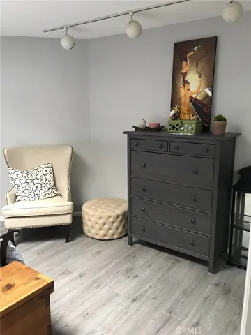 a view of room with furniture and lamp