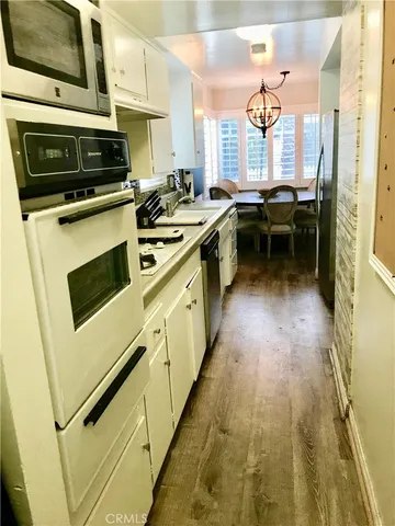 $7,700 | 334 11th Street, Manhattan Beach, CA 90266