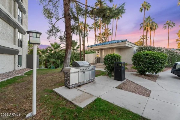 $4,000 | 5122 North 31st Way, Unit 221, Phoenix, AZ 85016