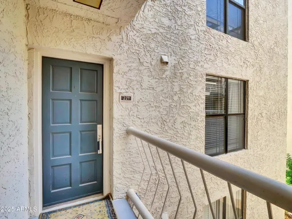 $4,000 | 5122 North 31st Way, Unit 221, Phoenix, AZ 85016