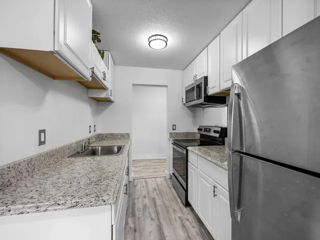 $1,300 | 4407 Wilshire Boulevard, Unit 204, Mound, MN 55364