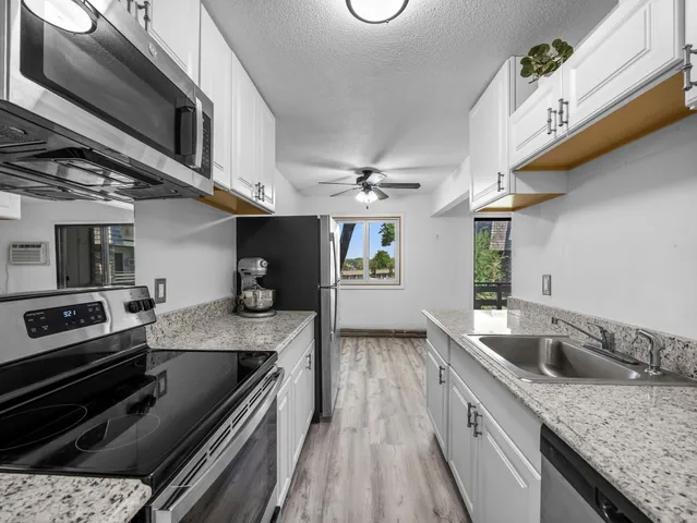 $1,300 | 4407 Wilshire Boulevard, Unit 204, Mound, MN 55364