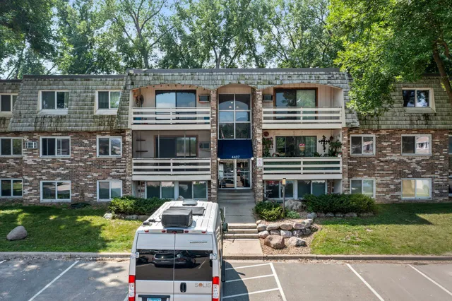 $1,300 | 4407 Wilshire Boulevard, Unit 204, Mound, MN 55364