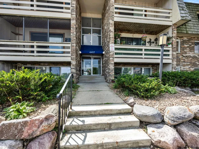 $1,300 | 4407 Wilshire Boulevard, Unit 204, Mound, MN 55364