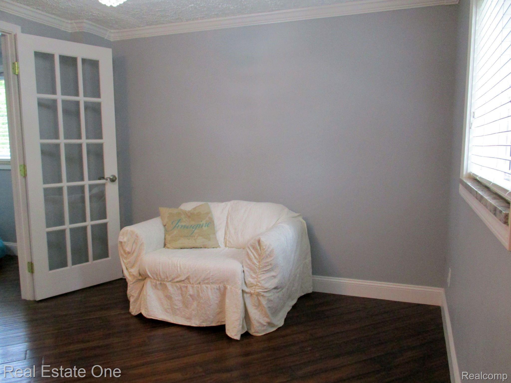 3195 Hessel Avenue Rochester, MI 48307 - Photo 21 of 36 IMG_2377.jpg