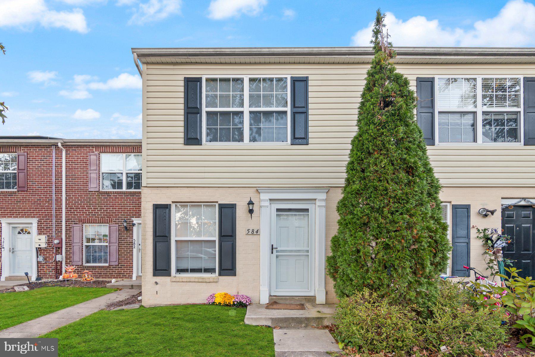 584 Cotswold Court Frederick, MD 21703 - Photo 19 of 21 front view of a house and a yard